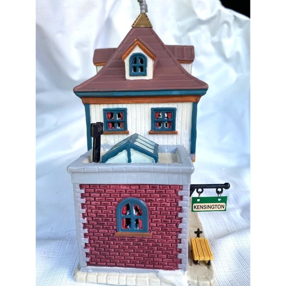 Lemax Kensington Depot Pre-owned With Box Light House Handpeinted - Picture 2 of 10